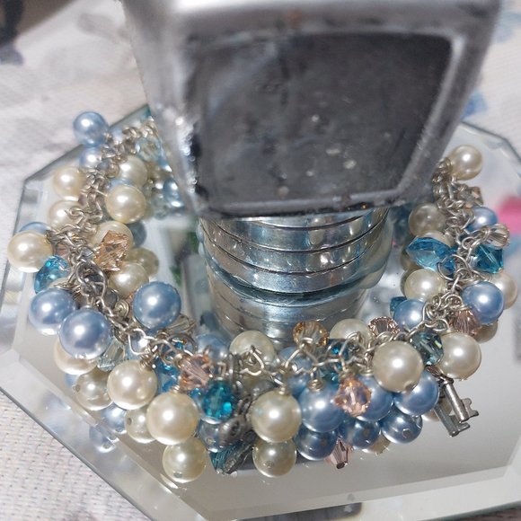 Beautiful Pearl Beads Crystal Gems Cluster Bracelet Very Pretty Light Blue Cream - Picture 1 of 12